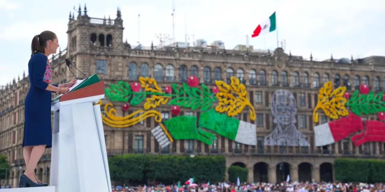 La presidenta Claudia Sheinbaum Pardo durante su mensaje de clausura de la gira “Honestidad y resultados” en el Zócalo capitalino.