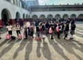 La regulación federal prohibirá el uso de pantallas durante las clases y el recreo, permitiendo su portación en la mochila sólo para emergencias.