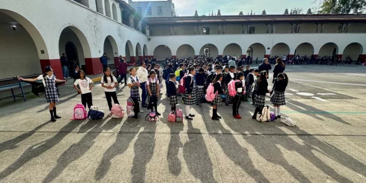 La regulación federal prohibirá el uso de pantallas durante las clases y el recreo, permitiendo su portación en la mochila sólo para emergencias.