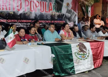 Foto: Jesús Santiago // La secretaria general de la Sección 22, Yenny Araceli Pérez, encabeza el Anti Grito magisterial y popular frente a su edificio sindical en la calle de Armenta y López.