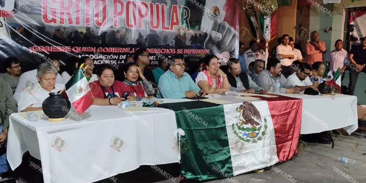 Foto: Jesús Santiago // La secretaria general de la Sección 22, Yenny Araceli Pérez, encabeza el Anti Grito magisterial y popular frente a su edificio sindical en la calle de Armenta y López.
