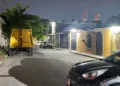 La víctima salió a tirar la basura cuando fue emboscada por sicarios; los delincuentes dejaron un mensaje de advertencia.