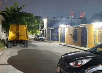 La víctima salió a tirar la basura cuando fue emboscada por sicarios; los delincuentes dejaron un mensaje de advertencia.