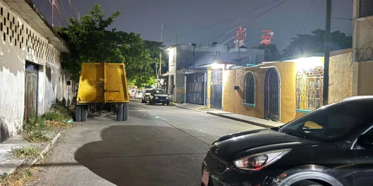 La víctima salió a tirar la basura cuando fue emboscada por sicarios; los delincuentes dejaron un mensaje de advertencia.