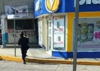 Los delincuentes apuntaron con un arma de fuego a los policías.