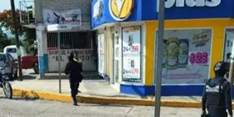 Los delincuentes apuntaron con un arma de fuego a los policías.