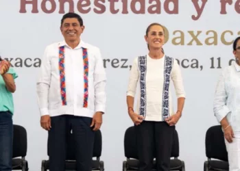 La Presidenta Claudia Sheinbaum Pardo y el gobernador Salomón Jara Cruz, en el Auditorio Guelaguetza.