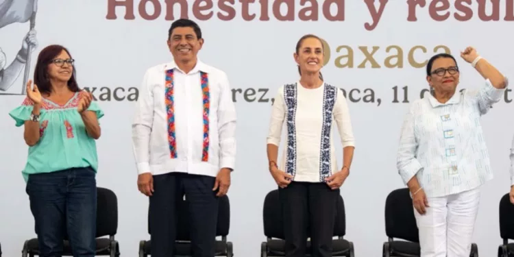 La Presidenta Claudia Sheinbaum Pardo y el gobernador Salomón Jara Cruz, en el Auditorio Guelaguetza.