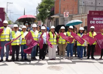 Fotos: cortesía // La presidenta municipal de Xoxocotlán, Nancy Benítez Zárate, dio el banderazo a obras de infraestructura social.