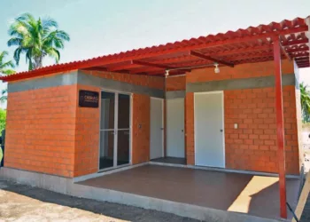 Las endebles viviendas para damnificados por el huracán Erick.
