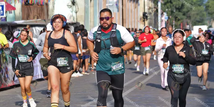 Más de 7 mil atletas participaron en la carreta atlética.