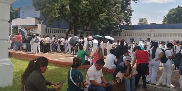“La UABJO no es negocio”: estudiantes de medicina revientan contra cobros y presunta venta de lugares
