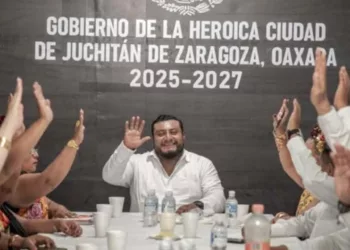 Foto: Municipio de Juchitán de Zaragoza // Miguel Sánchez Altamirano en el cabildo de Juchitán. Varios concejales están incrustados en la nómina del IEEPO.