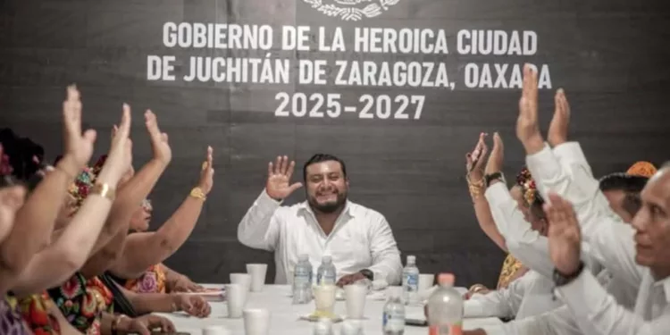 Foto: Municipio de Juchitán de Zaragoza // Miguel Sánchez Altamirano en el cabildo de Juchitán. Varios concejales están incrustados en la nómina del IEEPO.