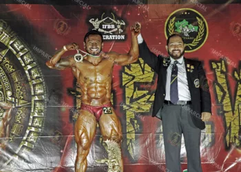 Fotos: Jorge Luis Plata // Oswaldo Bohórquez, triunfador del ‘Clásico Mr Oaxaca’, y el presidente de la Asociación de Fisicoconstructivismo de Oaxaca, Luis Emilio Arredondo.