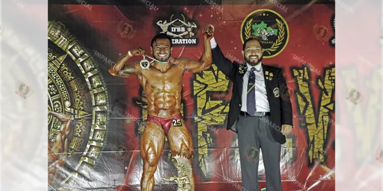 Fotos: Jorge Luis Plata // Oswaldo Bohórquez, triunfador del ‘Clásico Mr Oaxaca’, y el presidente de la Asociación de Fisicoconstructivismo de Oaxaca, Luis Emilio Arredondo.