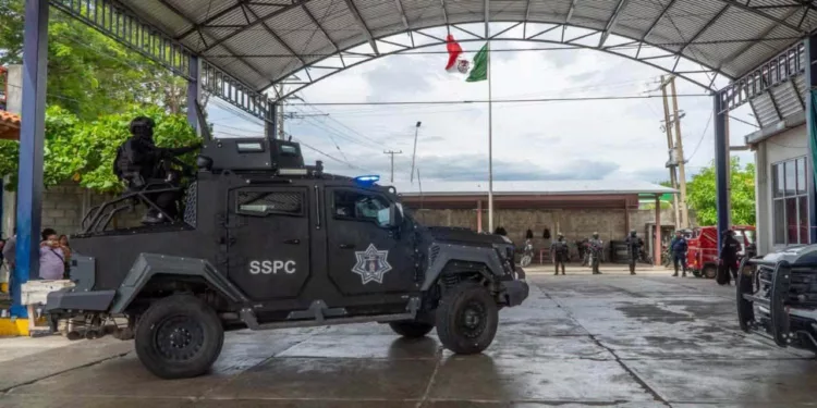 Foto: Municipio de Juchitán // Operativo federal en instalaciones de la policía municipal de Juchitán.