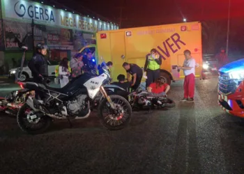 Paramédicos del grupo de rescate SAVER atendieron de manera oportuna a los dos motociclistas.