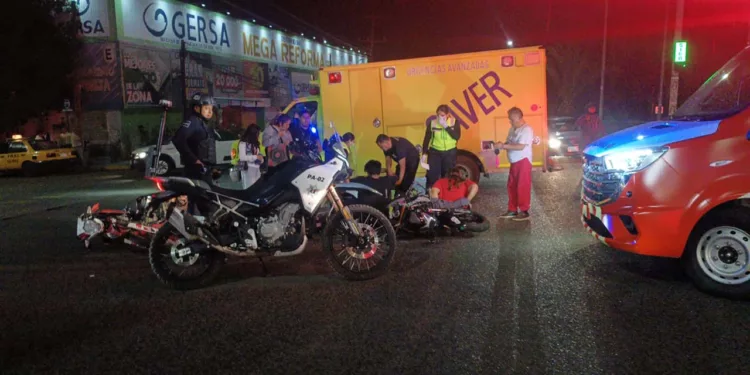 Paramédicos del grupo de rescate SAVER atendieron de manera oportuna a los dos motociclistas.