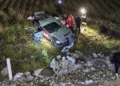 Paramédicos de CAPUFE y corporaciones de seguridad pública federal y estatal laboraron durante horas para rescatar a las víctimas del fatal barrancazo.