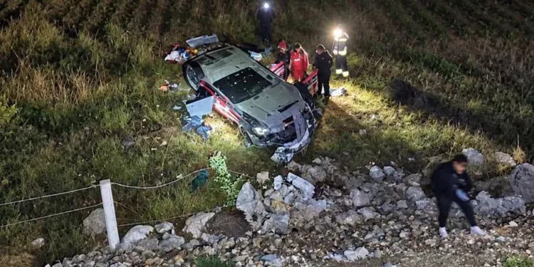 Paramédicos de CAPUFE y corporaciones de seguridad pública federal y estatal laboraron durante horas para rescatar a las víctimas del fatal barrancazo.