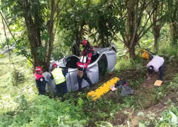 Personal del Heroico Cuerpo de Bomberos laboró minuciosamente en el paraje San Gabriel para rescatar al adulto mayor del interior del automóvil compacto.