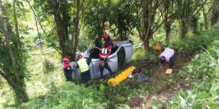 Personal del Heroico Cuerpo de Bomberos laboró minuciosamente en el paraje San Gabriel para rescatar al adulto mayor del interior del automóvil compacto.