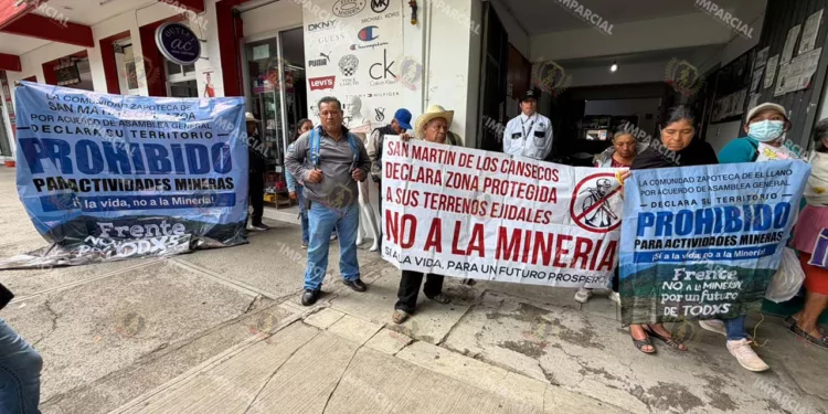 Foto: Adrián Gaytán // Protestan en Semarnat autoridades agrarias y municipales de San Martín de los Cansecos, Santa Catarina Minas, Cerro de las Huertas, San Nicolás Yaxe y San Dionisio Ocotepec.