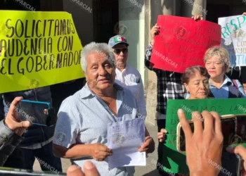 Foto: Jorge Luis Plata // Habitantes de las agencias de Santiago Xiacuí protestan en Palacio de Gobierno para exigir la entrega de recursos públicos del ramo 28 y 33.