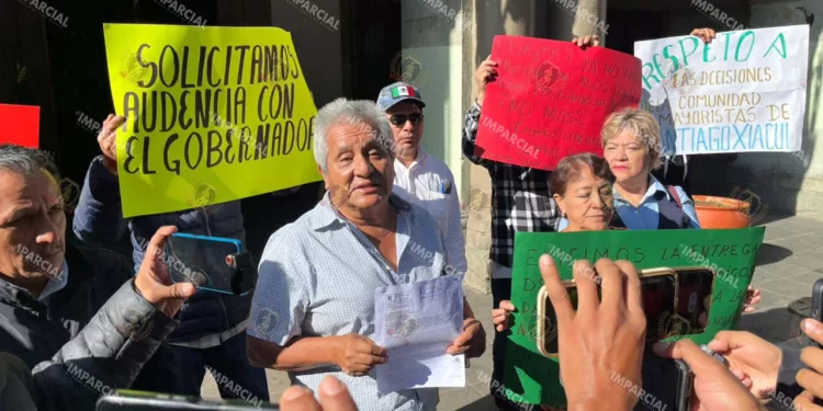 Foto: Jorge Luis Plata // Habitantes de las agencias de Santiago Xiacuí protestan en Palacio de Gobierno para exigir la entrega de recursos públicos del ramo 28 y 33.