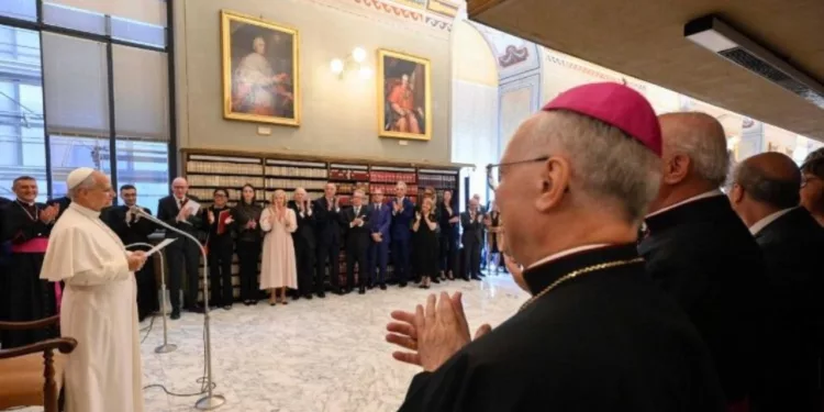 El papa León XIV revoca los recortes salariales en el Vaticano impuestos durante la pandemia