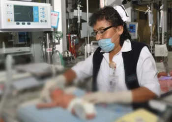 OMS alerta por «crisis oculta» en la salud global: el envejecimiento del personal médico amenaza la atención sanitaria