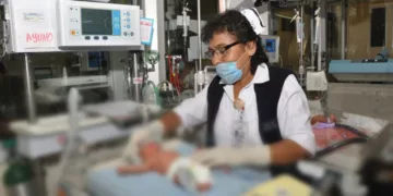 OMS alerta por «crisis oculta» en la salud global: el envejecimiento del personal médico amenaza la atención sanitaria
