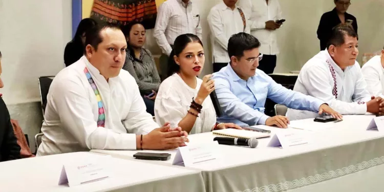 Foto: IEEPO // Primera reunión de Fernanda Chávez con funcionarios del IEEPO, tiene un alud de asuntos por aclarar.
