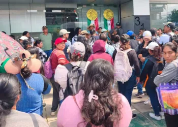 Foto: Autoridad municipal de Ayoquezco de Aldama // Protesta de habitantes de Ayoquezco de Aldama en demanda de plantilla completa de docentes.