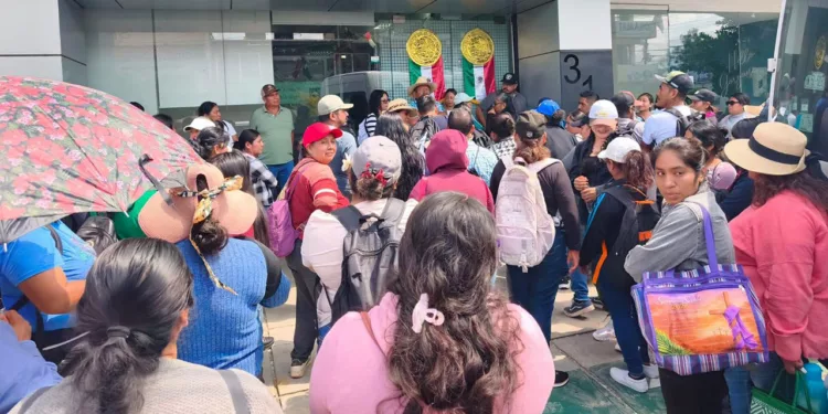 Foto: Autoridad municipal de Ayoquezco de Aldama // Protesta de habitantes de Ayoquezco de Aldama en demanda de plantilla completa de docentes.