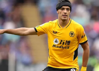 Alarma en Wolves: Raúl Jiménez sale lesionado y enciende dudas sobre su llamado al Tri
