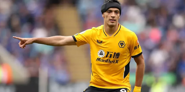 Alarma en Wolves: Raúl Jiménez sale lesionado y enciende dudas sobre su llamado al Tri