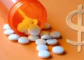 Familias gastan más del 35% de su ingreso en salud y caen en la trampa de medicamentos clonados en redes y tianguis