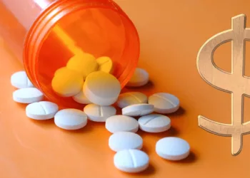 Familias gastan más del 35% de su ingreso en salud y caen en la trampa de medicamentos clonados en redes y tianguis