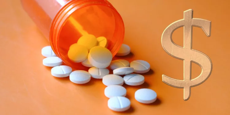 Familias gastan más del 35% de su ingreso en salud y caen en la trampa de medicamentos clonados en redes y tianguis