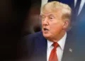 Cadenas de TV en EE. UU. suspenden cobertura de Trump tras veto a medios