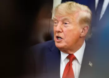Cadenas de TV en EE. UU. suspenden cobertura de Trump tras veto a medios