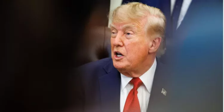 Cadenas de TV en EE. UU. suspenden cobertura de Trump tras veto a medios