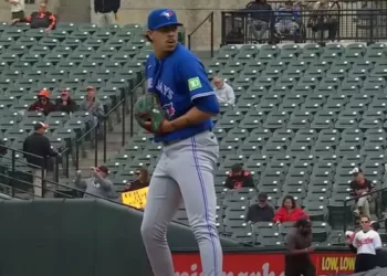 VIDEO | El “Tibu” Rodríguez vuelve a lanzar “lumbre”, pero los Azulejos se despiden de los Playoffs