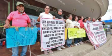 Foto: Adrián Gaytán // Trabajadores jubilados del Cobao con tres días en demanda del pago del finiquito por años de trabajo.