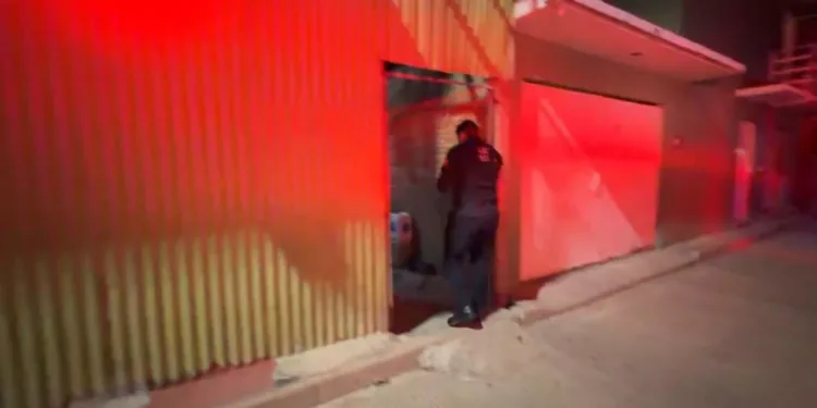 Un fuerte despliegue policial se registró en la 2.ª Privada de Pirul tras reportarse el deceso de un adulto mayor.