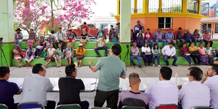Foto: Gobierno de Oaxaca // Una de las cuestionadas consultas a comunidades indígenas para autorizar la obra de la presa Mujer Solteca.