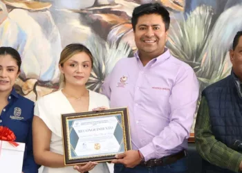 Viñas Niño de Rivera recibió el Premio Municipal de la Juventud 2026 durante una sesión de Cabildo.