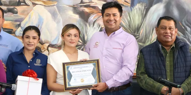 Viñas Niño de Rivera recibió el Premio Municipal de la Juventud 2026 durante una sesión de Cabildo.